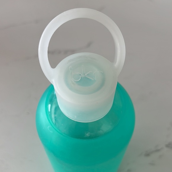 bkr Gramercy 16 OZ Turquoise Glass & Silicone Sleeve Water Bottle - Picture 4 of 9